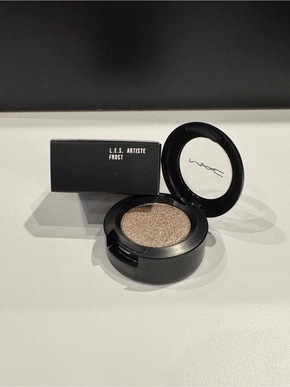 MAC Cosmetics L.E.S. Artiste Frost eyeshadow - Shimmery Taupe